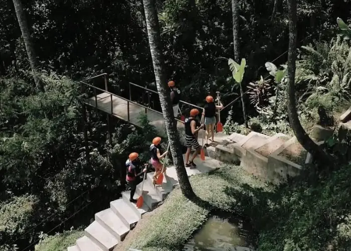 ayung river rafting walking down