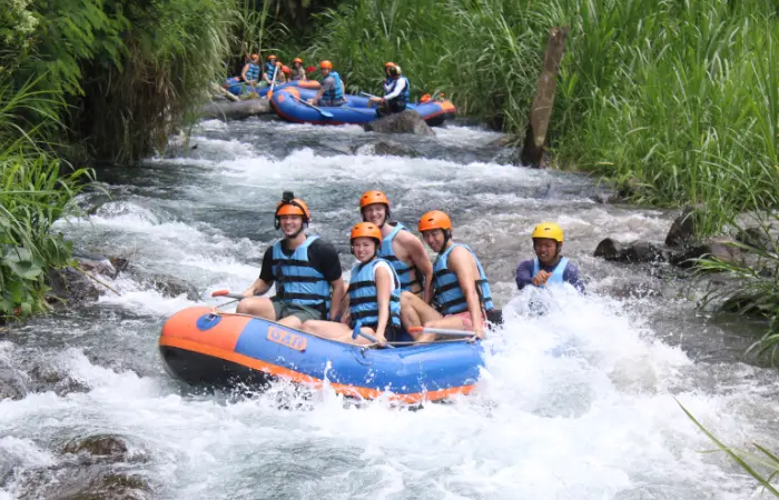 ayung river rafting walking down